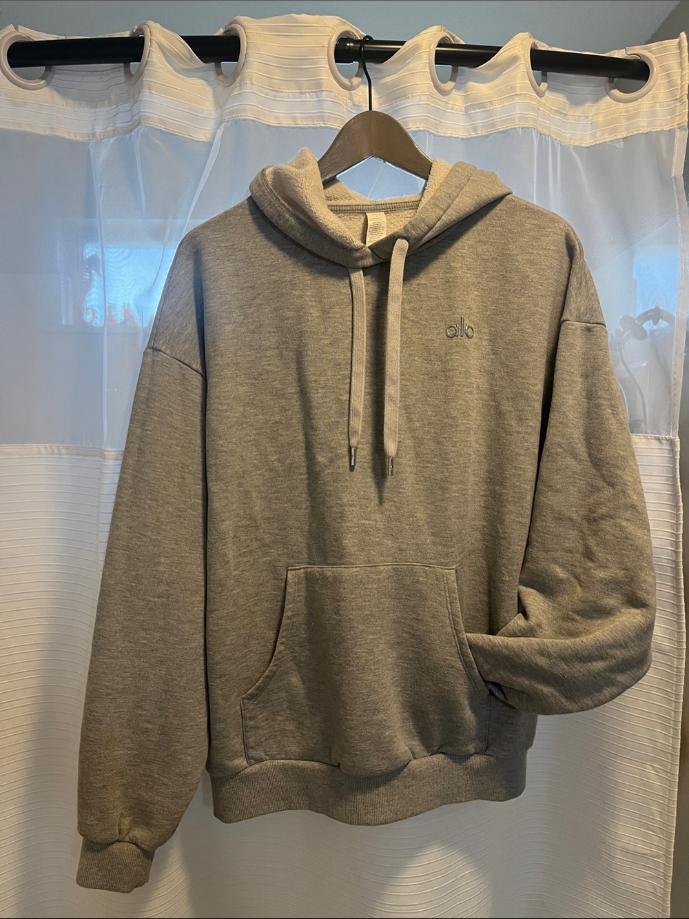 ALO Yoga Men's Heather Gray Pullover Hoodie with Subtle Logo